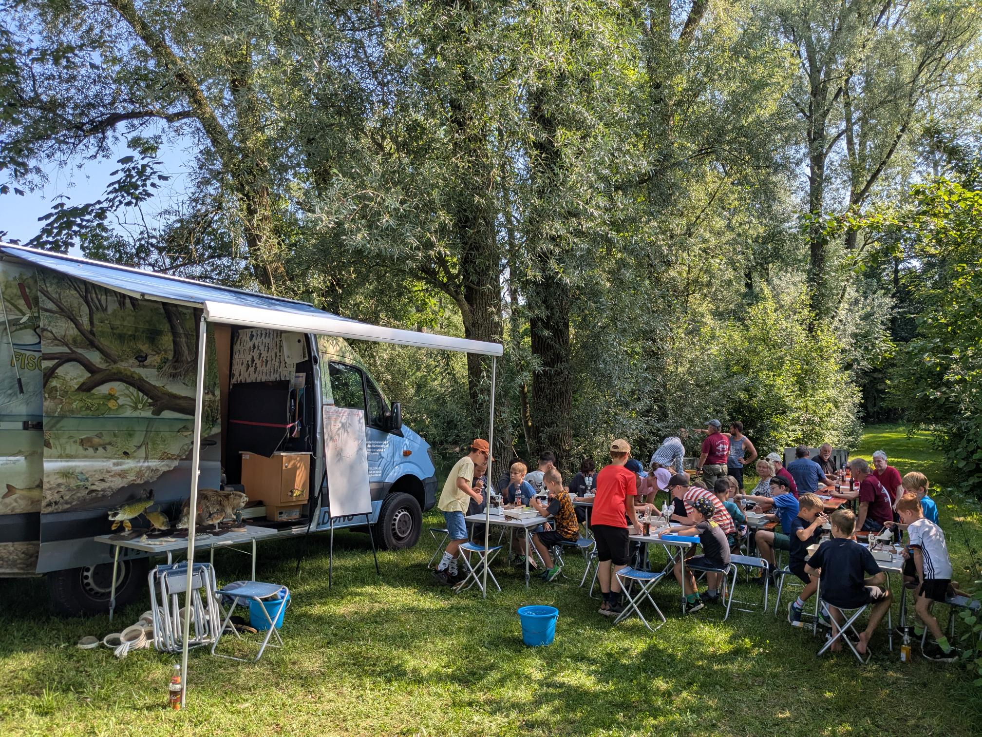 Fischmobil mit Kindern in Balzheim